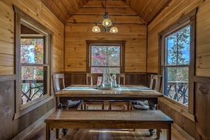 House, 4 Bedrooms | In-room dining