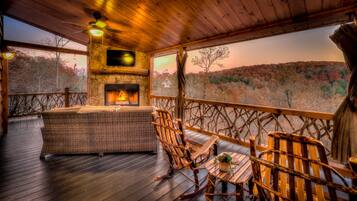 House, 4 Bedrooms | Balcony