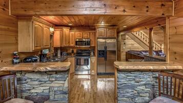 House, 3 Bedrooms | Private kitchen