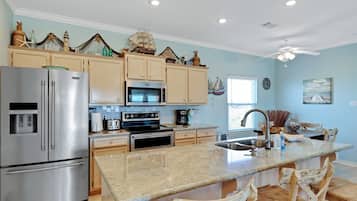 House, 3 Bedrooms | Private kitchen | Fridge, oven, coffee/tea maker, toaster