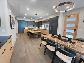 Condo, 2 habitaciones | Cocina privada | Refrigerador, horno, cafetera y tetera y tostadora 