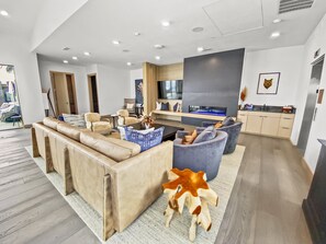 Condo, 2 habitaciones | Área de sala de estar | Smart TV 