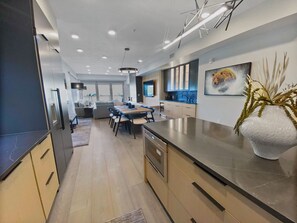 Condo, 2 habitaciones | Cocina privada | Refrigerador, horno, cafetera y tetera y tostadora 