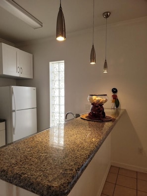Condo, 2 habitaciones | Cocina privada | Refrigerador, horno y cafetera y tetera
