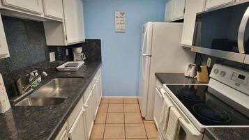Townhome, 3 Bedrooms | Private kitchen | Fridge, oven, coffee/tea maker, toaster