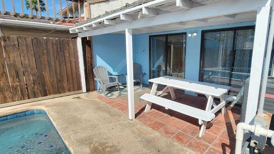 Private Townhome w/ private pool 1 block to beach 3 Bedroom Home by RedAwning