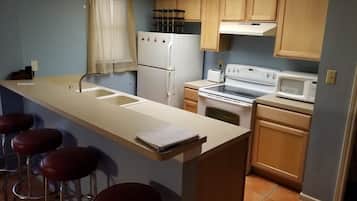 Condo, 1 Bedroom | Dapur peribadi | Peti sejuk, ketuhar, pembancuh kopi/teh, pembakar roti