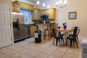 Condo, 2 quartos | Cozinha privada | Geladeira, fogão, cafeteira/chaleira