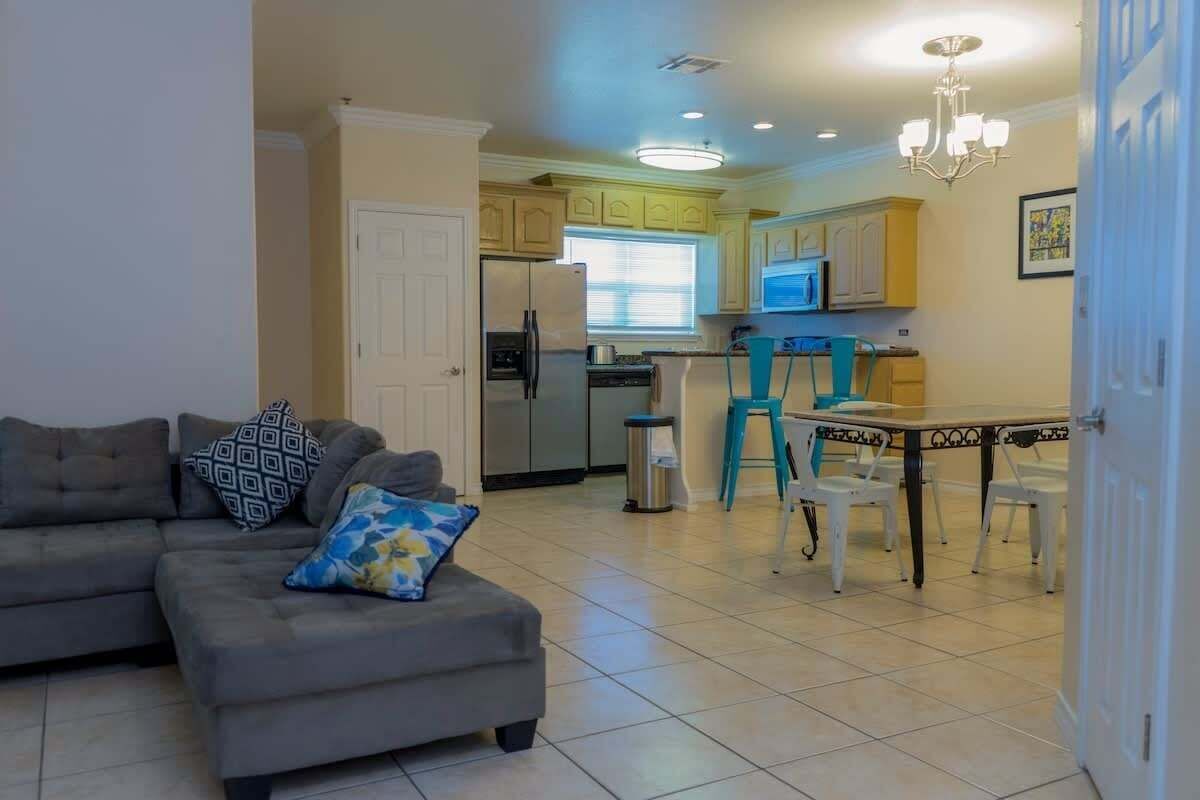 شقة - غرفتا نوم | منطقة المعيشة | تلفزيون