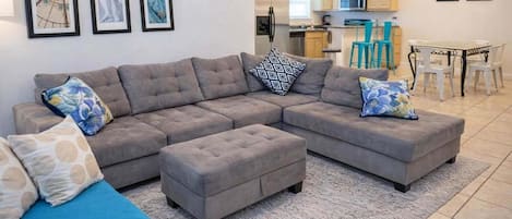 Appartement, 2 chambres | Aire de séjour | Téléviseur