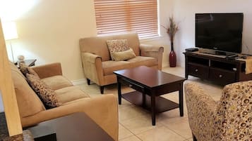 Apartment, 2 Schlafzimmer | Wohnbereich | Flachbildfernseher