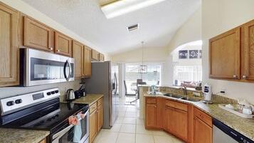 House, 5 Bedrooms | Private kitchen