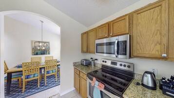 House, 5 Bedrooms | Private kitchen