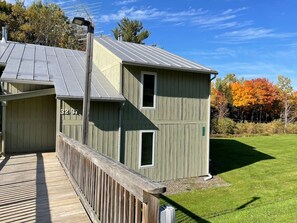 Exterior - Burke Trailside Condo with King & Full Beds (East Burke)