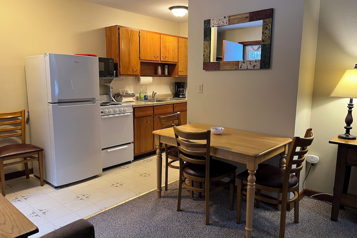 1 habitación, sistema de insonorización y tabla de planchar con plancha