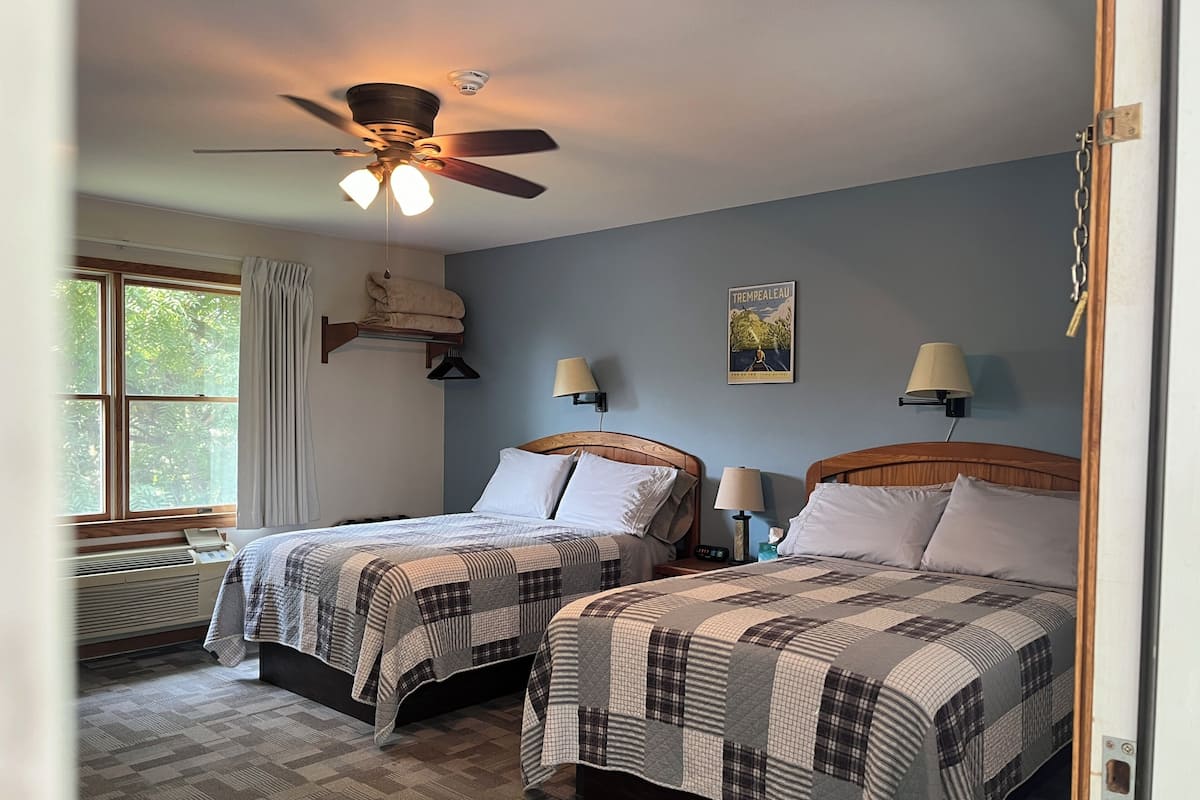 1 habitación, sistema de insonorización y tabla de planchar con plancha