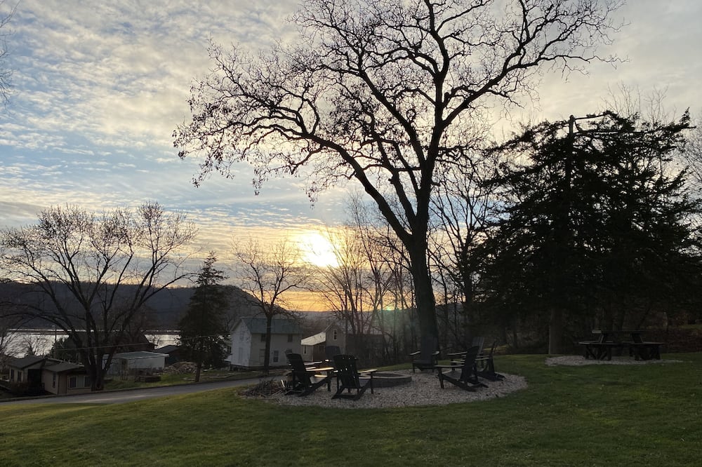 Little Bluff Inn - Camel Hump, WI