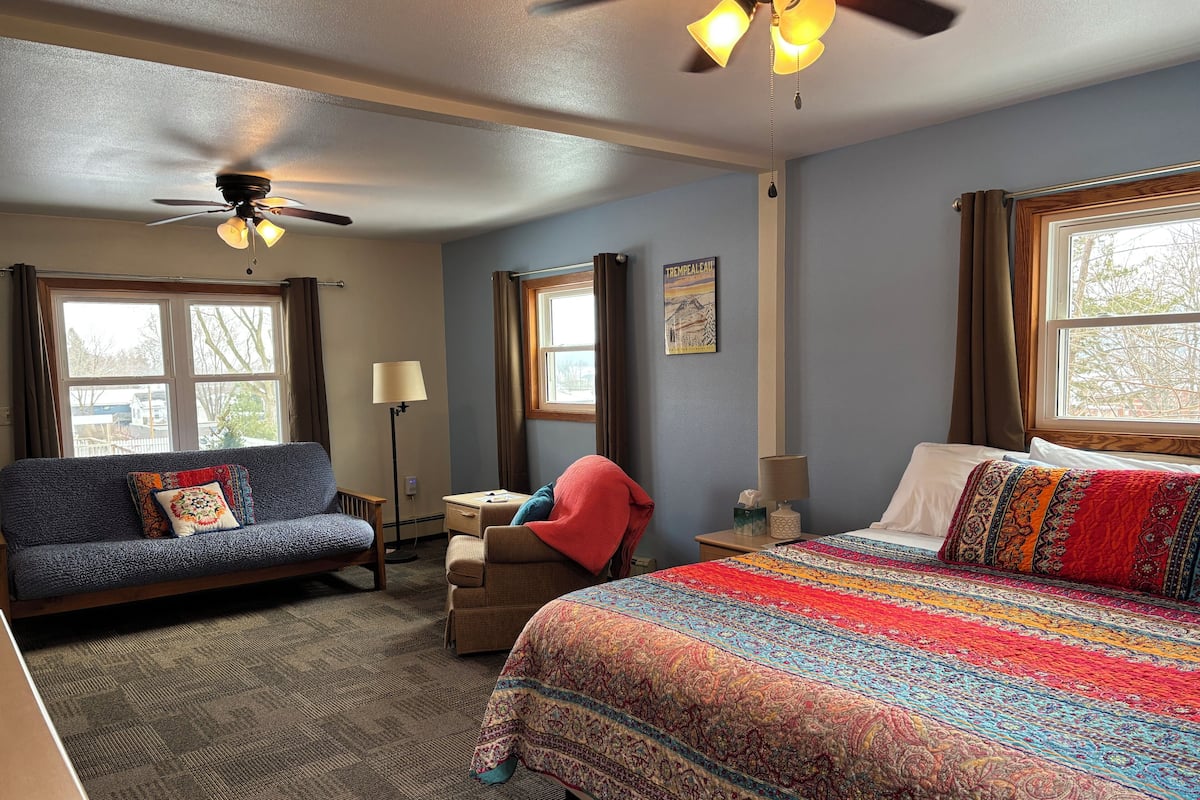 1 habitación, sistema de insonorización y tabla de planchar con plancha