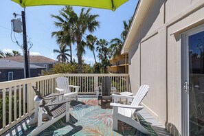 Property grounds - House of Neptune: Steps from the sea and private pool (South Padre Island)