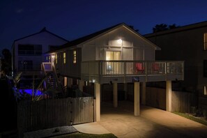 Exterior - House of Neptune: Steps from the sea and private pool (South Padre Island)