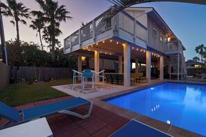 Pool - House of Neptune: Steps from the sea and private pool (South Padre Island)