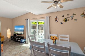 Dining - House of Neptune: Steps from the sea and private pool (South Padre Island)
