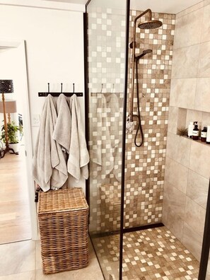 Shower, hair dryer, towels, soap - Cablecrest - 2 Master Suites and Grand Views (Cable Bay)