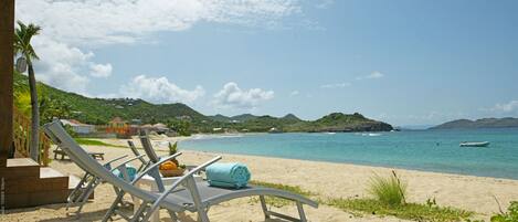 Sulla spiaggia, lettini da mare