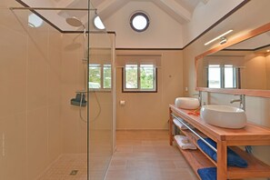 Douche, sèche-cheveux, serviettes fournies, savon