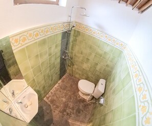 Deluxe Room, Multiple Beds, Non Smoking | Bathroom | Shower, rainfall showerhead - Limasan Wongso Homestay (Sleman)