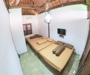 Deluxe Room, Multiple Beds, Non Smoking | Bed sheets - Limasan Wongso Homestay (Sleman)