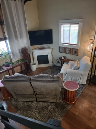 Lofted Urban Farmhouse Cottage Near Downtown Nampa, NNU, and Idaho Center Arena