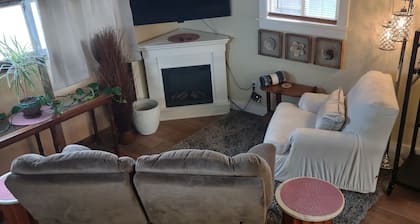Lofted Urban Farmhouse Cottage Near Downtown Nampa, NNU, and Idaho Center Arena