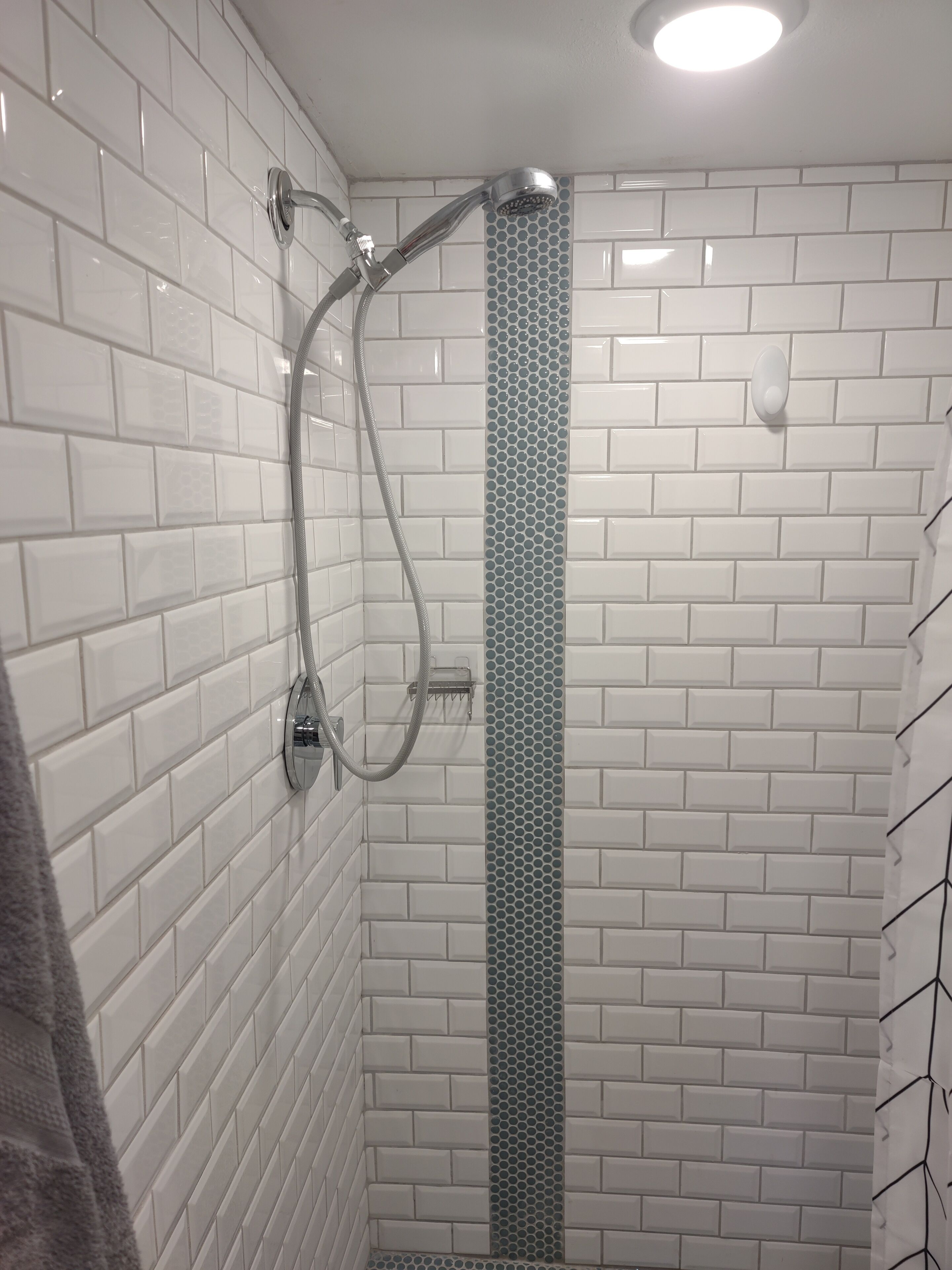 Douche, sèche-cheveux, serviettes fournies, savon