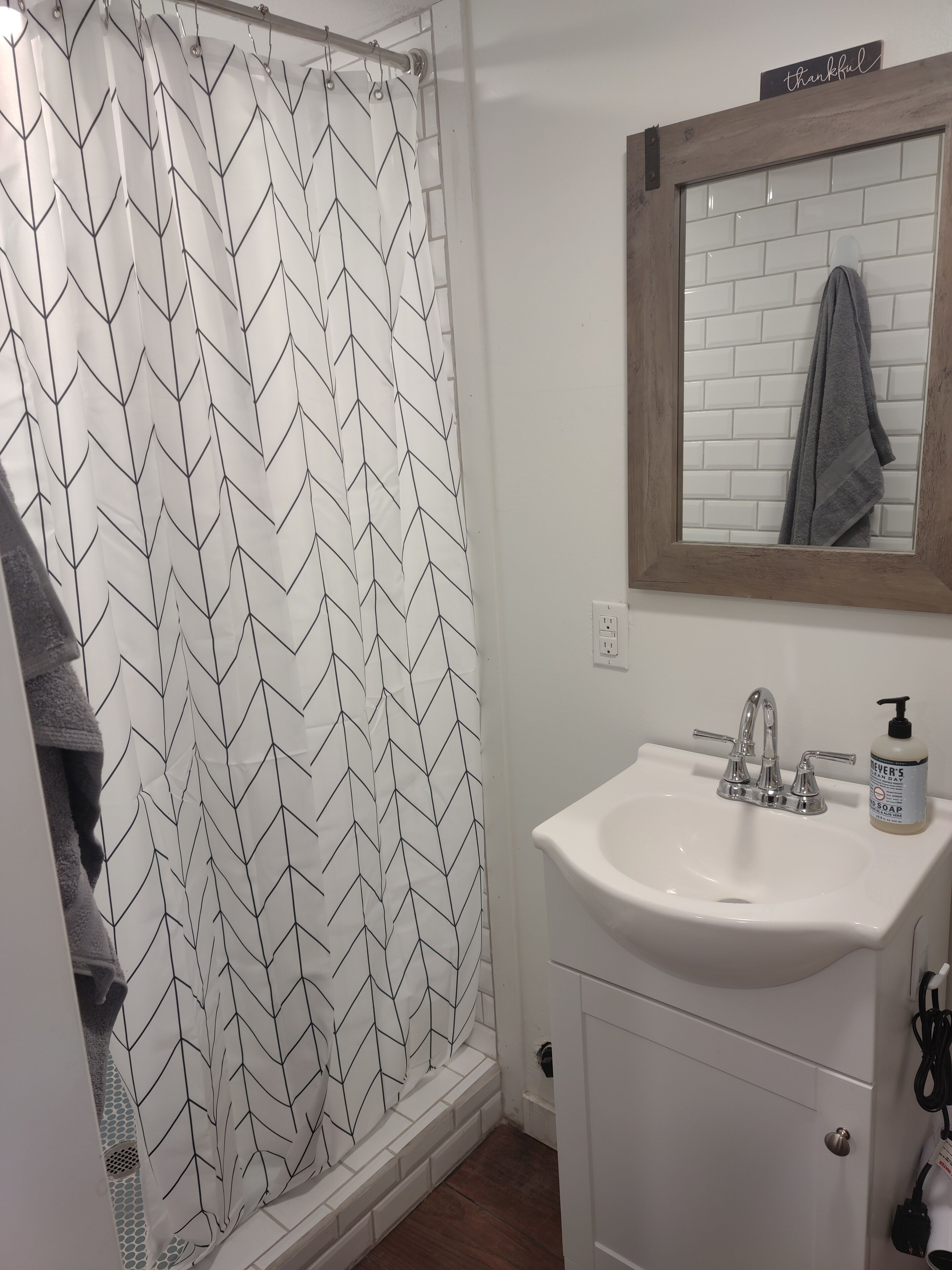 Regadera, secadora de cabello, toallas, jabón 