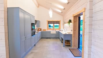 冰箱、微波炉、烤箱、炉灶