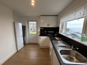 Fridge, microwave, oven, stovetop - Carleys Corporate Home - Contractor Base (Macduff)