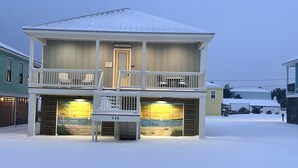 Ein zweistöckiges Haus mit Balkon und Garage.