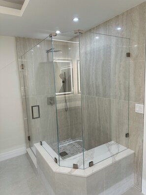 Bathtub, towels -  2-bedroom condo on the water  with boat slip and boat incredible view penthouse (Naples)