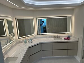 Bathtub, towels