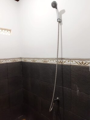 Habitación estándar, 1 cama de matrimonio, no fumadores | Baño | Ducha y cabezal de ducha tipo lluvia