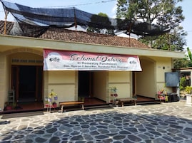Un edificio con un letrero que dice 'Selamat Datang di Homestay Punakawan'.