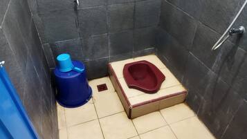 Standard Room, 1 Queen Bed, Non Smoking | Bathroom | Shower, rainfall showerhead, free toiletries, towels