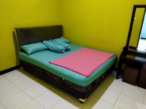 Desk, bed sheets - Homestay Punokawan Borobudur (Borobudur)