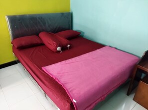 Standard Room, 1 Queen Bed, Non Smoking | Desk, bed sheets - Homestay Punokawan Borobudur (Borobudur)