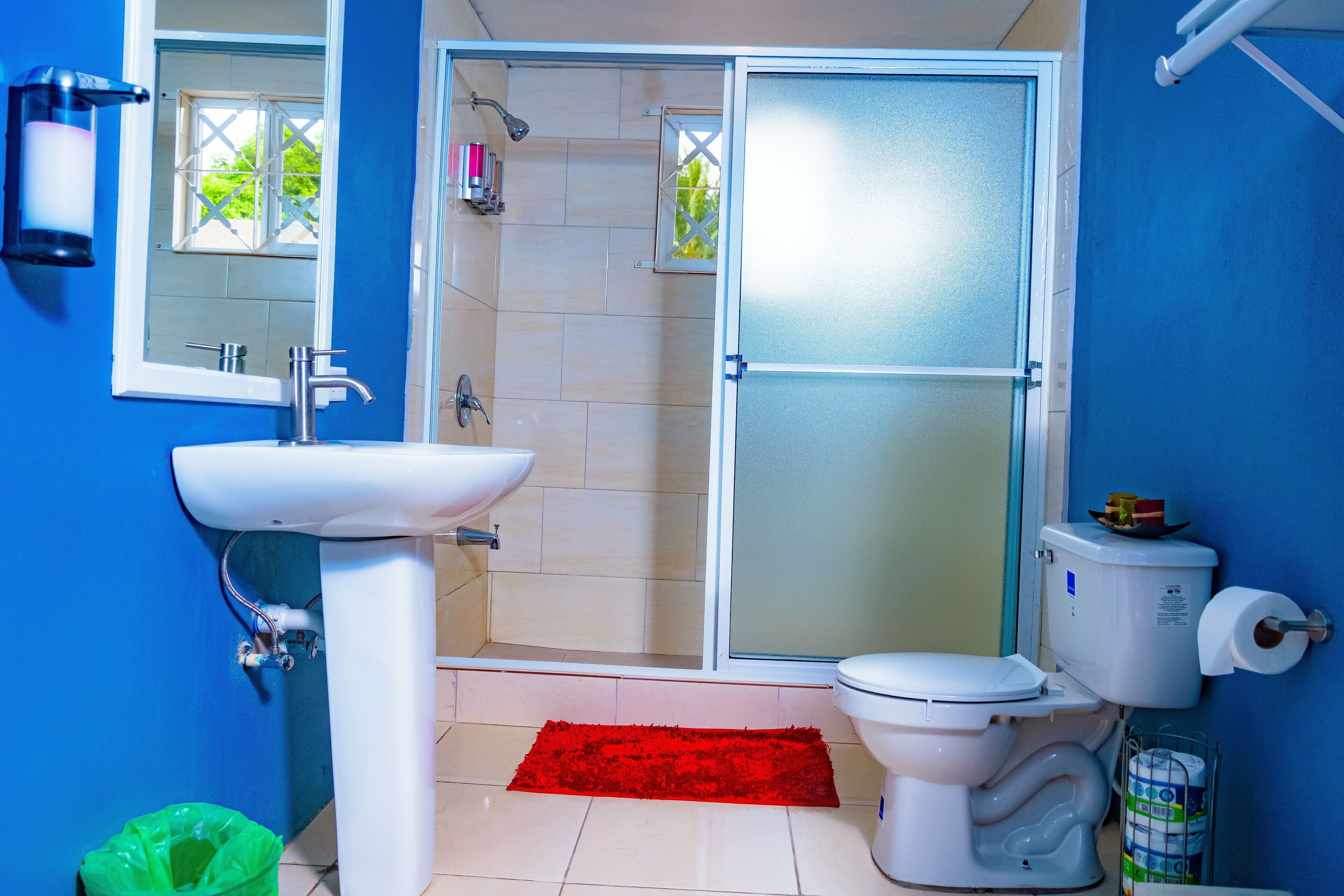 Dusch, handdukar, tvål och schampo