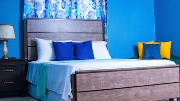 2 habitaciones, escritorio y tabla de planchar con plancha