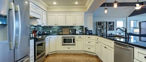 Refrigerador, microondas, horno y parrilla de estufa