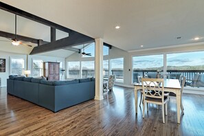 Smart TV, videogiochi, tavolo da ping pong, libri