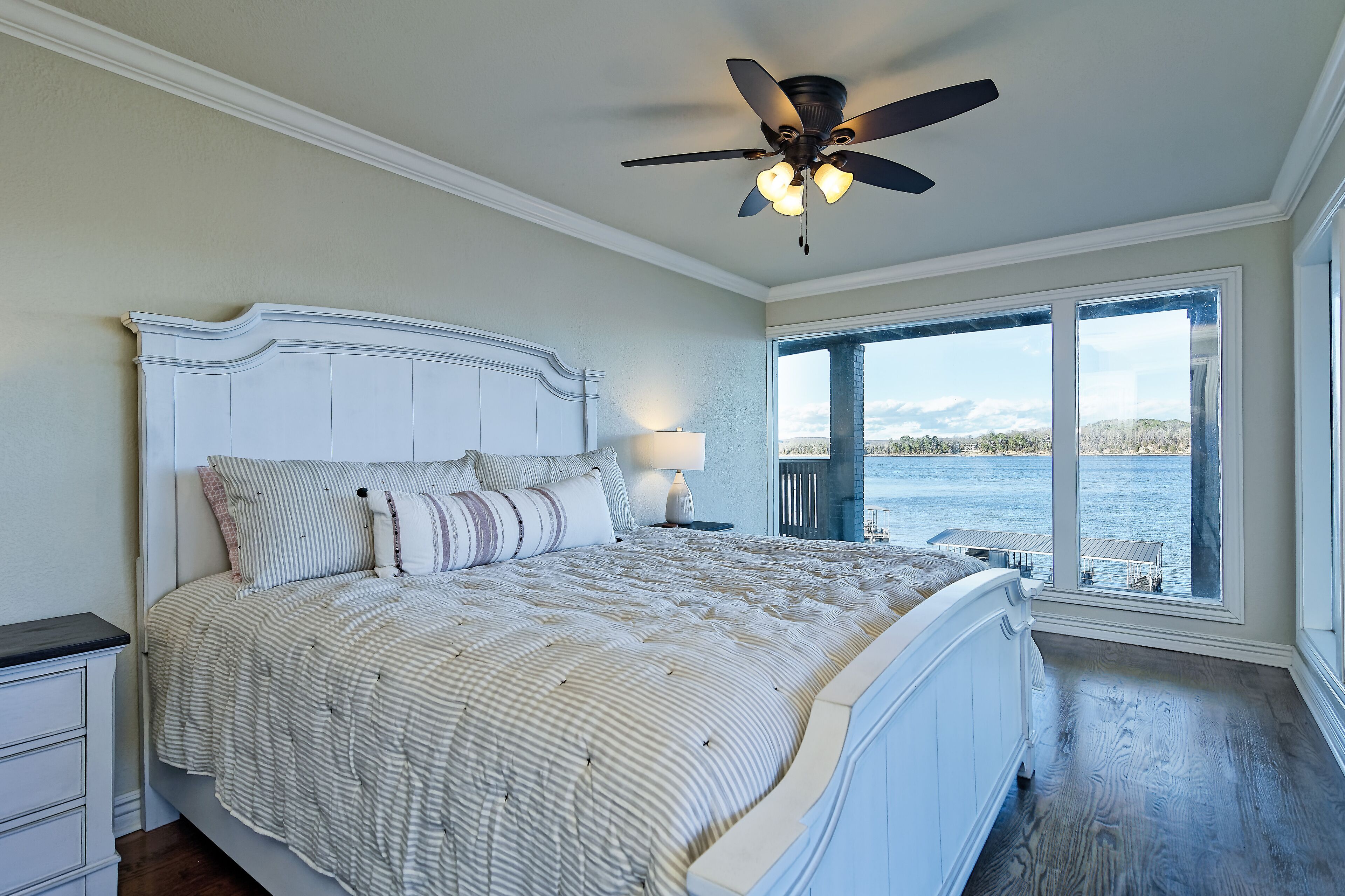 4 slaapkamers, een strijkplank/strijkijzer, gratis wifi, beddengoed